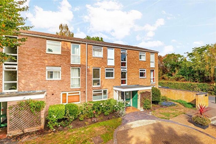 1 Bedroom Flat For Sale In Harrowdene Gardens, Teddington, TW11