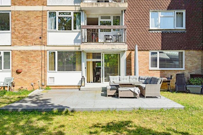 2 Bedroom Flat For Sale In Stevenage Rise, Hemel Hempstead, HP2