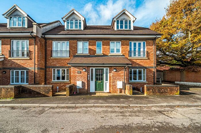 2 Bedroom Flat For Sale In Haslemere, Surrey, GU27