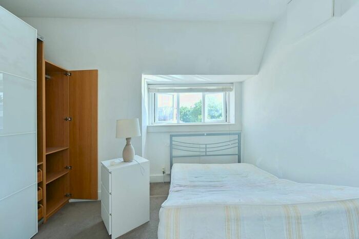 2 Bedroom Flat To Rent In Hammersmith Road, Hammersmith, London, W14