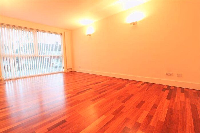 1 Bedroom Flat To Rent In Hedge Lane, Palmers Green, N13