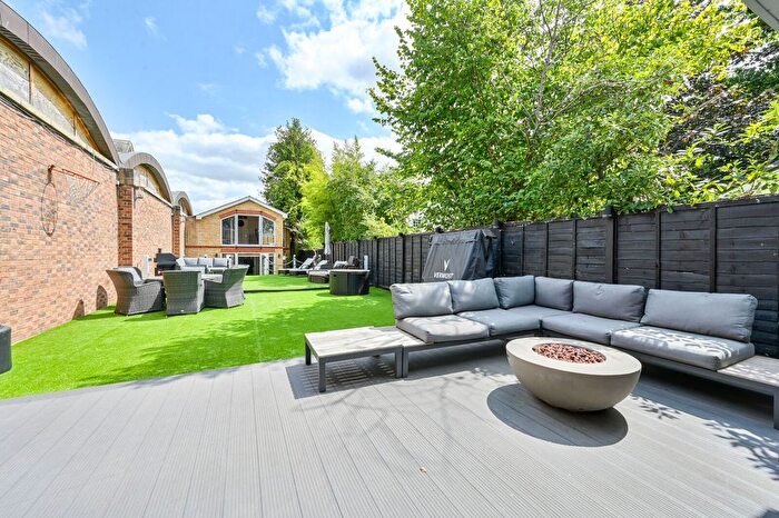 5 Bedroom Semi-Detached House For Sale In Daubeney Place, Hampton, TW12