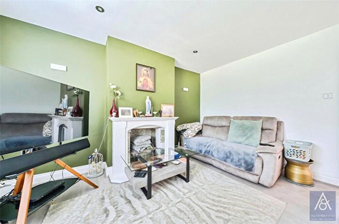 3 Bedroom Terraced House For Sale In Brackley Lane, Calvert, Buckingham, MK18