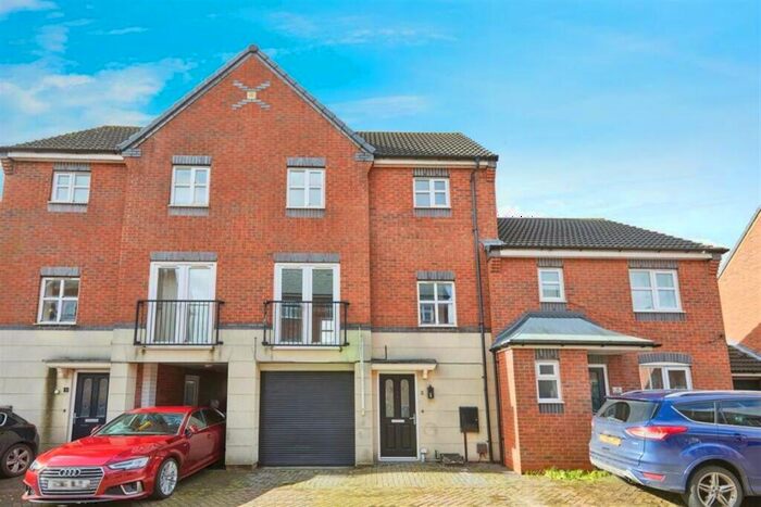 3 Bedroom Town House To Rent In Jeque Place, Burton-On-Trent, DE13