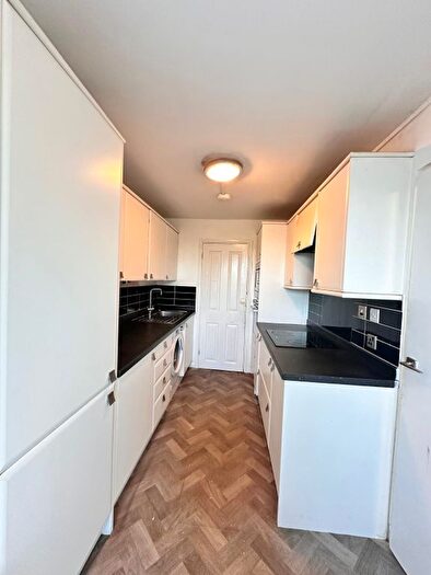 2 Bedroom Flat To Rent In Chiltern View Road, UB8