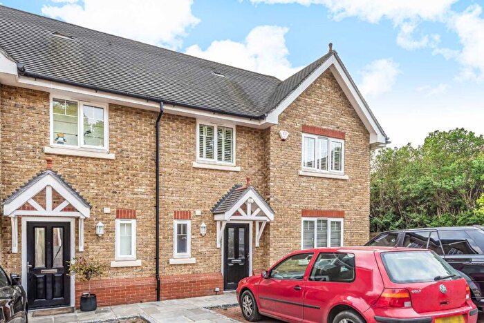 4 Bedroom House To Rent In Oakhurst Close, Kingston Upon Thames, KT2