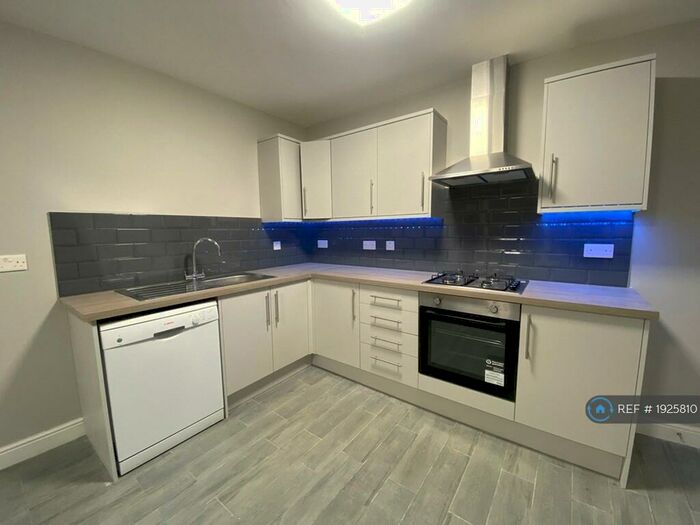 3 Bedroom Flat To Rent In Elmshurst, Greenhithe, DA9