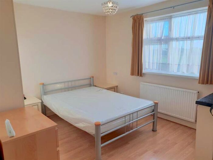 1 Bedroom Studio Flat To Rent In Flat E, 84 Botwell Common Road, UB3