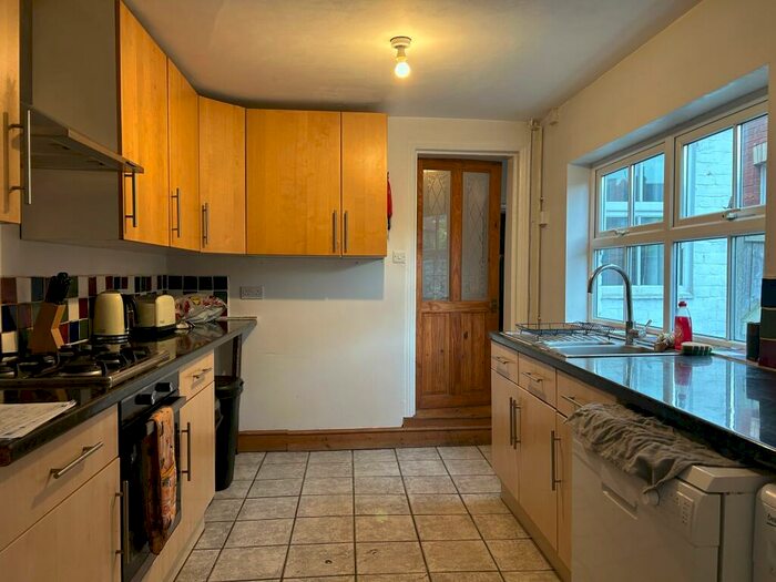 4 Bedroom Semi-Detached House To Rent In Kings Road, Caversham, RG4