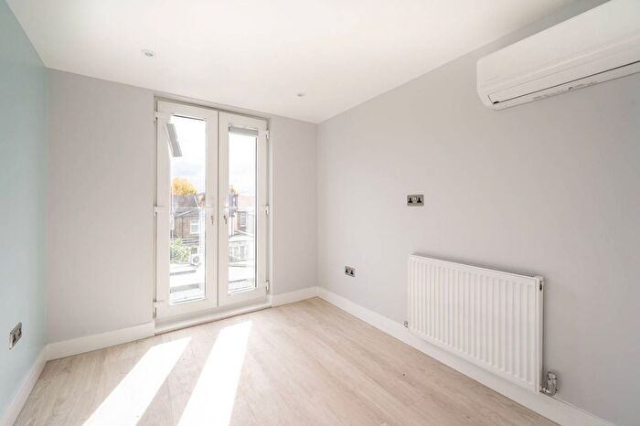 3 Bedroom Flat To Rent In Waterloo Road, Leytonstone, London, E10