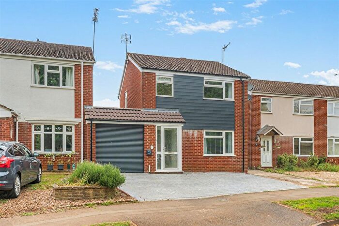 3 Bedroom Link Detached House For Sale In Chatsworth Drive, Banbury, OX16