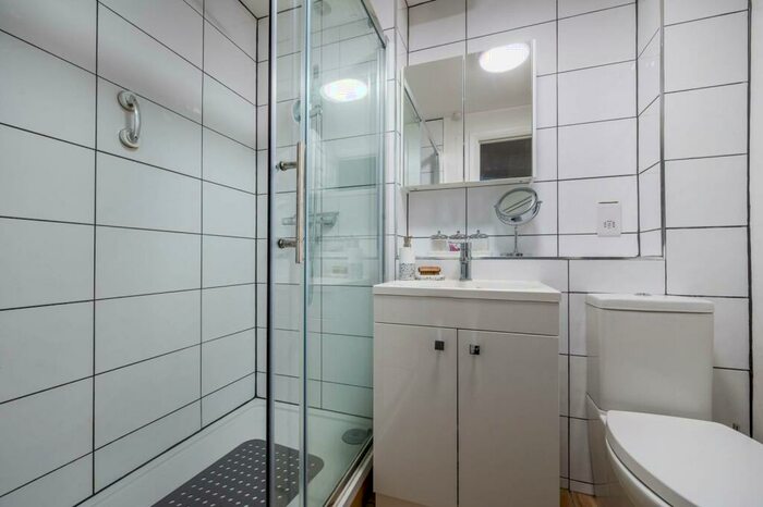 2 Bedroom Flat To Rent In Burnham Gate, Guildford, GU1