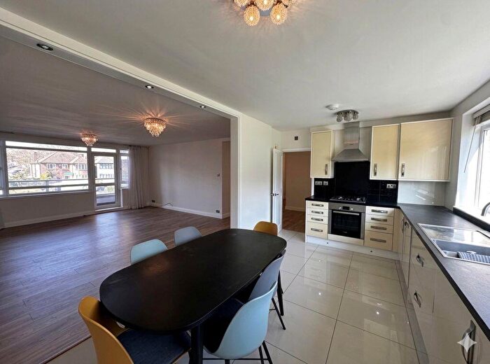 2 Bedroom Apartment To Rent In Regents Park Road, Finchley, N3