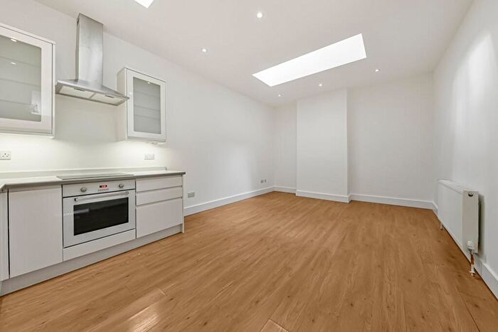 1 Bedroom Mews To Rent In Victoria Mews, Kilburn, London, NW6