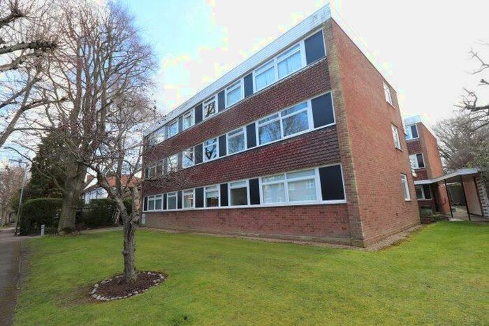 2 Bedroom Flat To Rent In Highland Avenue, Brentwood, CM15