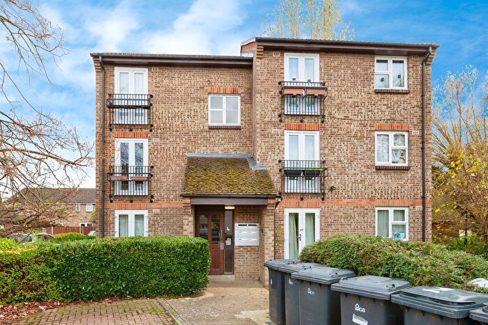 1 Bedroom Flat For Sale In Adelaide Close, Slough, SL1