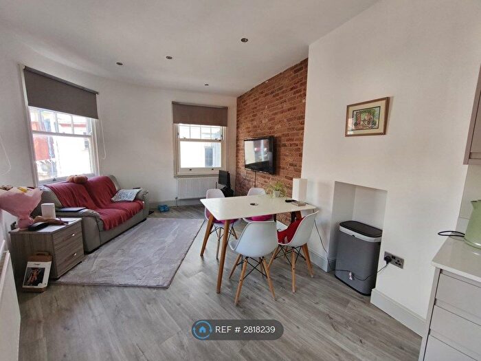 1 Bedroom Flat To Rent In Market Street, Stourbridge, DY8