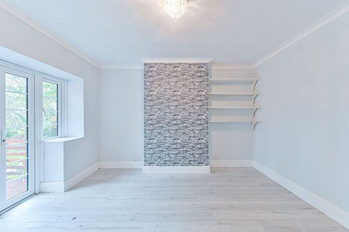 2 Bedroom Flat For Sale In The Woodlands, Upper Norwood, London, SE19