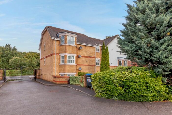 2 Bedroom Flat To Rent In Lyster Mews, Cobham, KT11