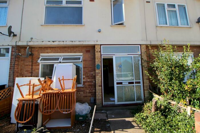 2 Bedroom Flat To Rent In Dukes Avenue, Grays, RM17