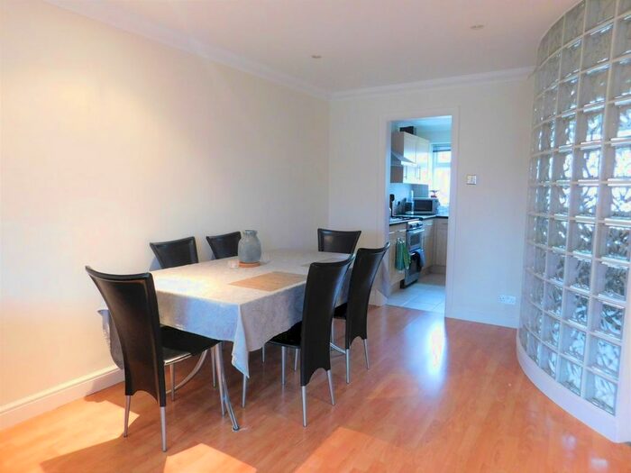 2 Bedroom Flat To Rent In Andover Close, Greenford, UB6