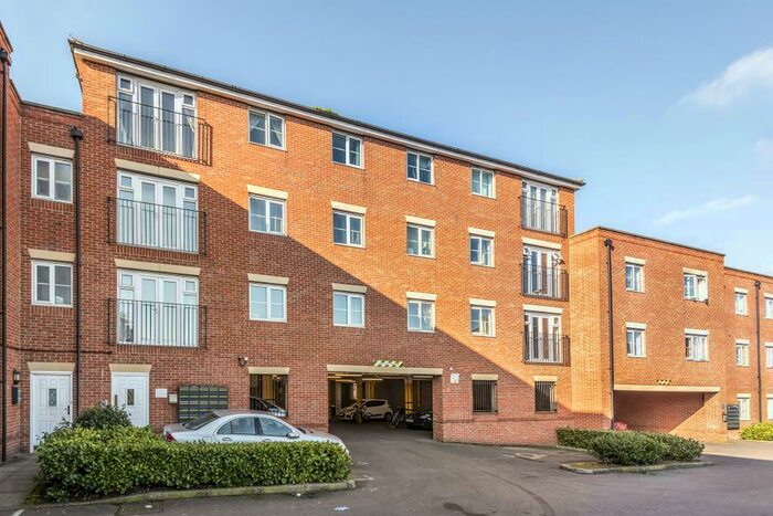 2 Bedroom Apartment To Rent In Ellington Court, Headington, OX3