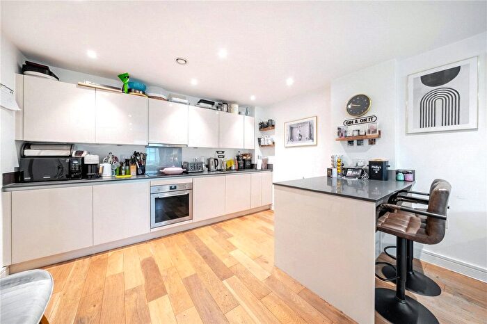 2 Bedroom Flat For Sale In Bradley Road, London, SW4