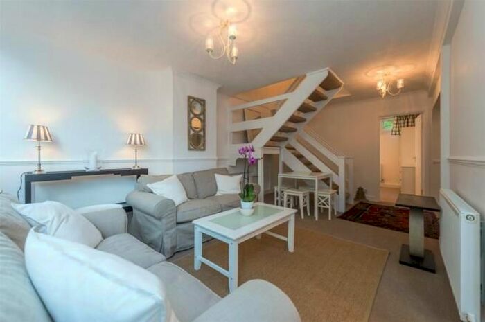 4 Bedroom Flat To Rent In Thomas Baines Road, London, SW11