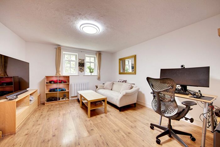 2 Bedroom Flat To Rent In Leigh Hunt Drive, London, N14