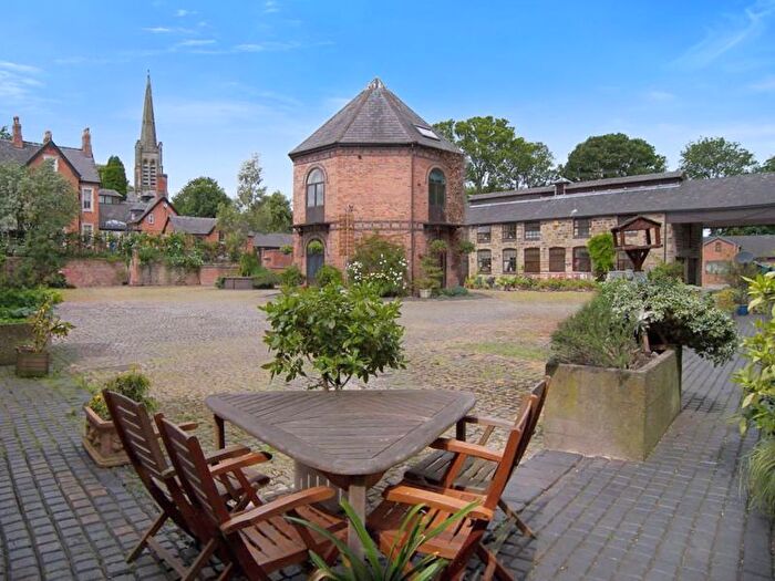 3 Bedroom Barn Conversion For Sale In Church Street, Alfreton, DE55