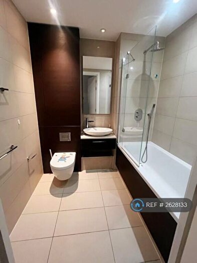 3 Bedroom Flat To Rent In Stratosphere Tower, London, E15