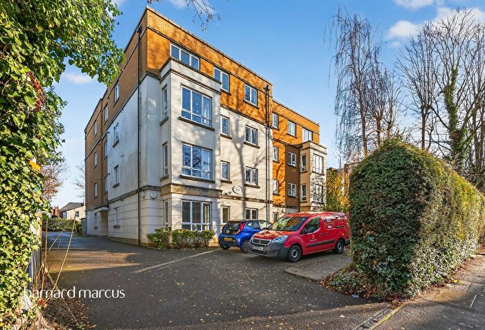 2 Bedroom Flat For Sale In Woodcote Road, Wallington, SM6