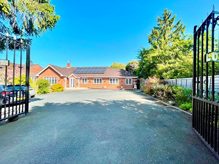 4 Bedroom Bungalow For Sale In Hamlet Hill, Roydon, Harlow, Essex, CM19