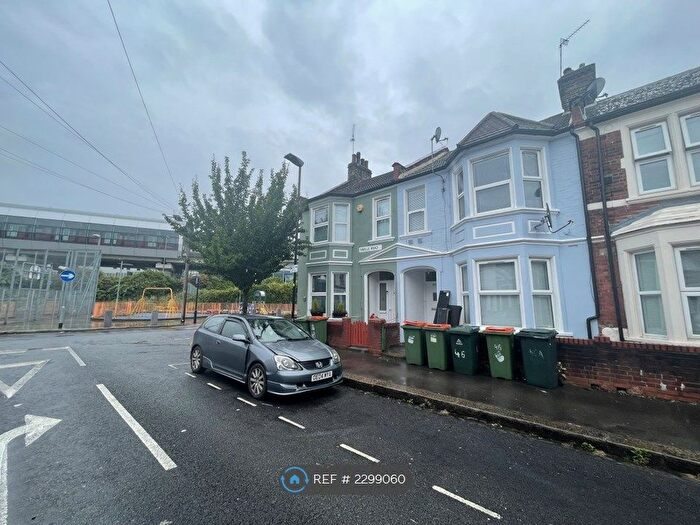 3 Bedroom Flat To Rent In Saville Road, London, E16