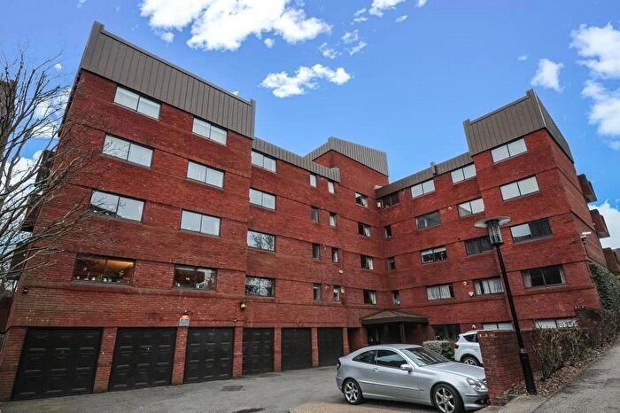 2 Bedroom Flat To Rent In Spencer Close, Finchley, N3