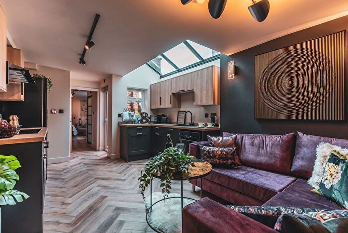 6 Bedroom Semi-Detached House To Rent In Warwards Lane, Birmingham, B29