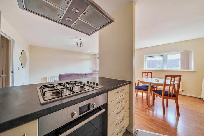 2 Bedroom Flat To Rent In Violet Road, Bow, London, E3