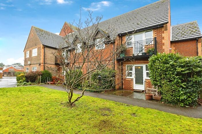 2 Bedroom Flat For Sale In Northcourt Avenue, Reading, RG2
