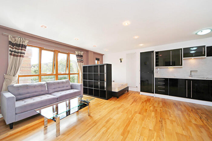 Apartment To Rent In Cable Street, Shadwell, London, E1