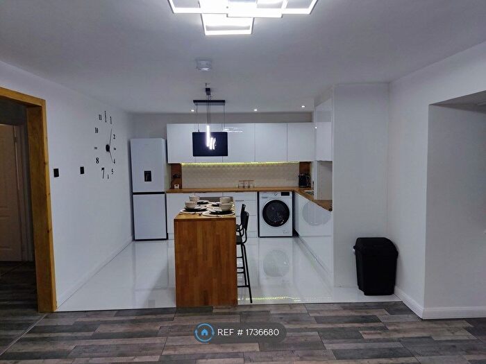 2 Bedroom Flat To Rent In Whittagreen Court, Motherwell, ML1