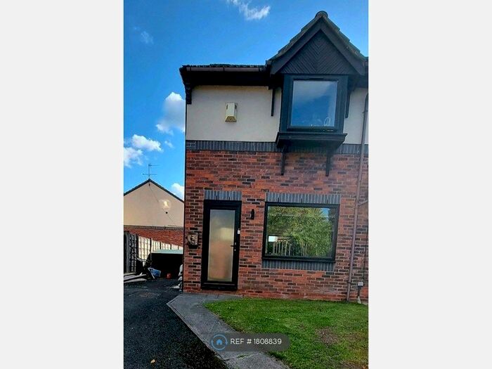 3 Bedroom End Of Terrace House To Rent In Badby Close, Manchester, M4
