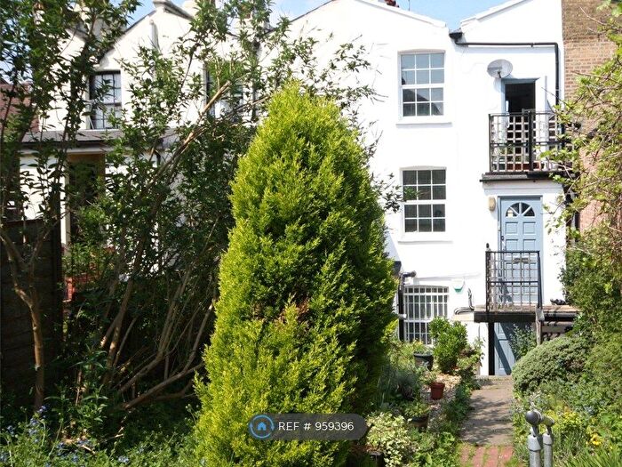 2 Bedroom Maisonette To Rent In High Street, Dorking, RH4