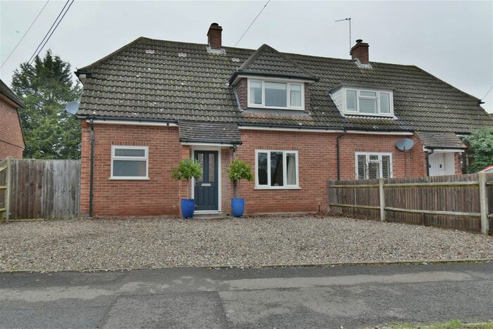 4 Bedroom Semi-Detached House For Sale In Roundfield, Upper Bucklebury, Reading, RG7