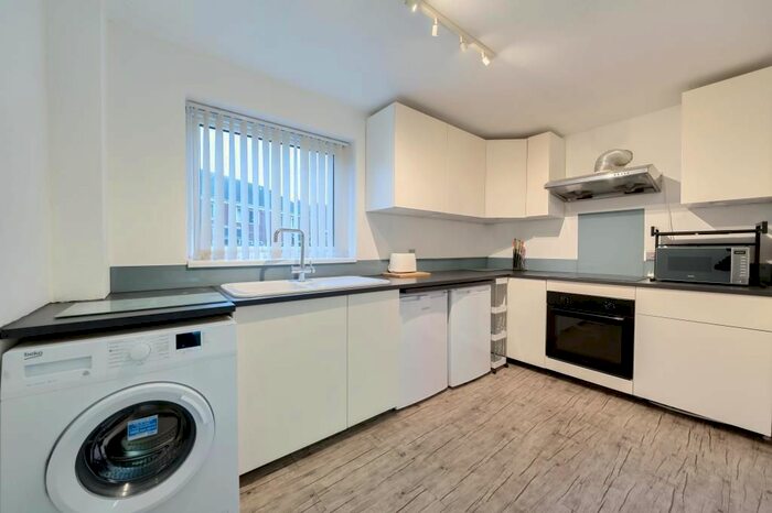 2 Bedroom Flat To Rent In Epping Close, Reading, RG1