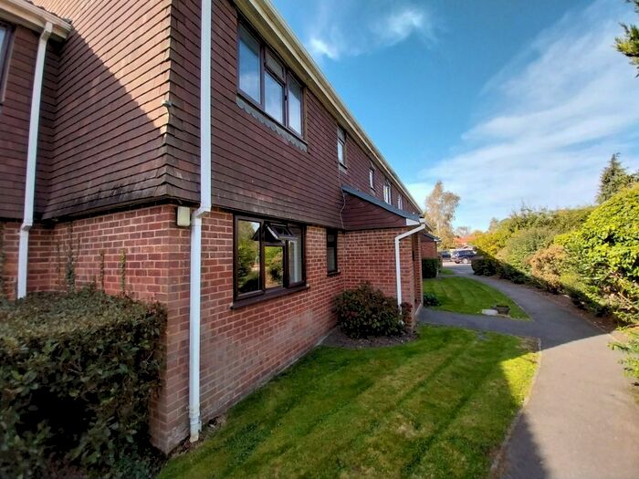 1 Bedroom Flat To Rent In Robyns Way, Edenbridge, TN8