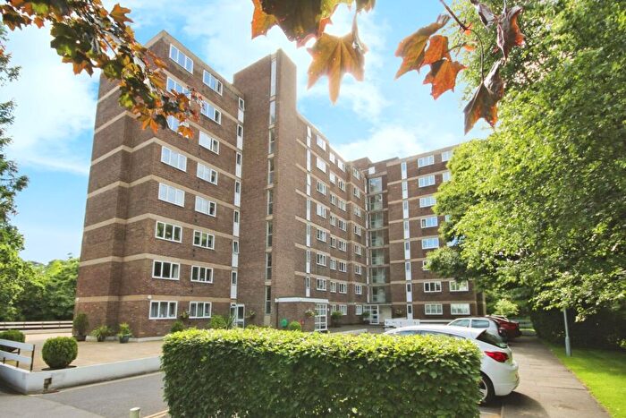 2 Bedroom Apartment For Sale In Branksome Wood Road, Bournemouth, BH4