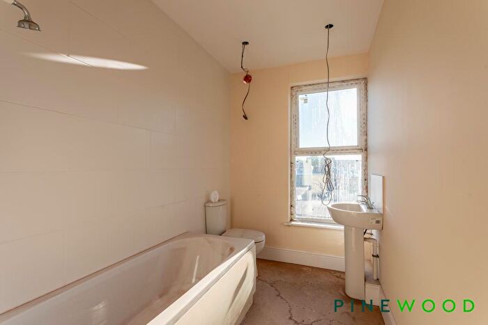 3 Bedroom Terraced House For Sale In Cobden Road, Chesterfield, Derbyshire, S40