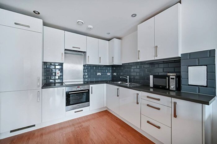 1 Bedroom Flat To Rent In Pontes Avenue, Hounslow, TW3