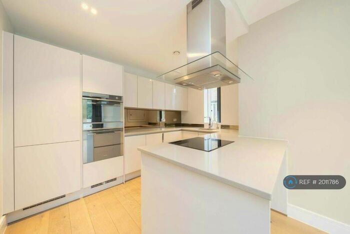 3 Bedroom Flat To Rent In Bishops Wood Court, London, N2