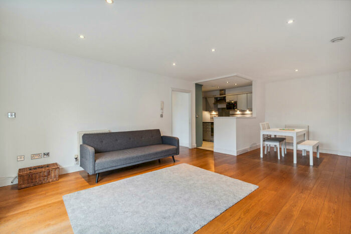 2 Bedroom Flat To Rent In The Courtyard, Goswell Road, EC1V